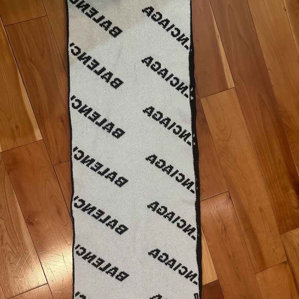 Balenciaga reversible Black and White Wool scarf - Picture 5 of 7